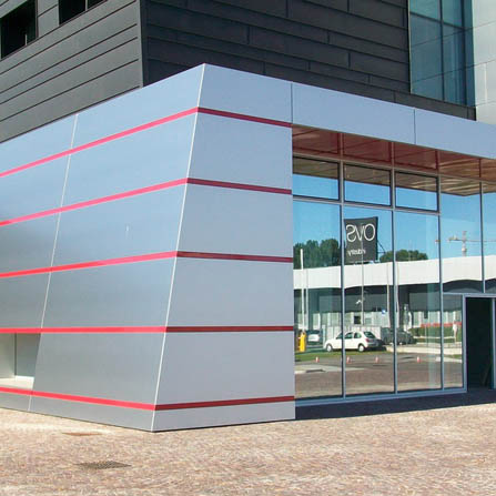Dettaglio ingresso con pannelli scatolari in alluminio
