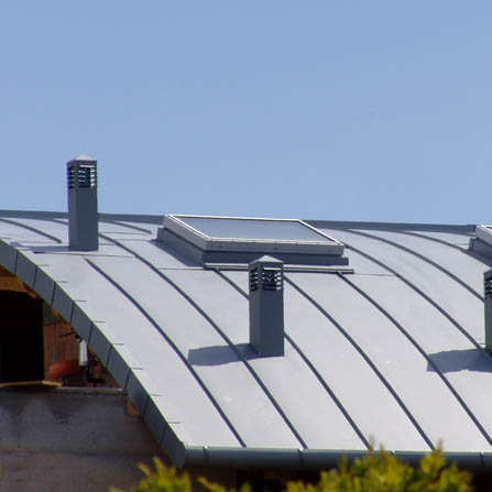 Dettaglio copertura centinata in doppia aggraffatura zinco-titanio