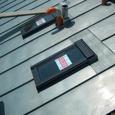 Dettaglio lucernario su copertura in doppia aggraffatura zinco-titanio