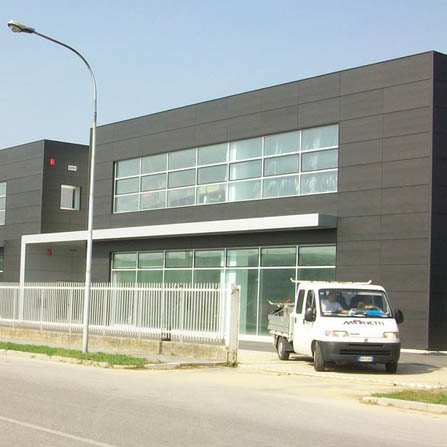 Rivestimento a doghe in zinco-titanio e alluminio