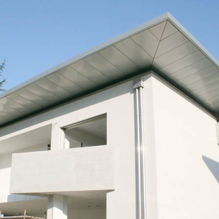 Rivestimento cornice con pannelli in zinco-titanio