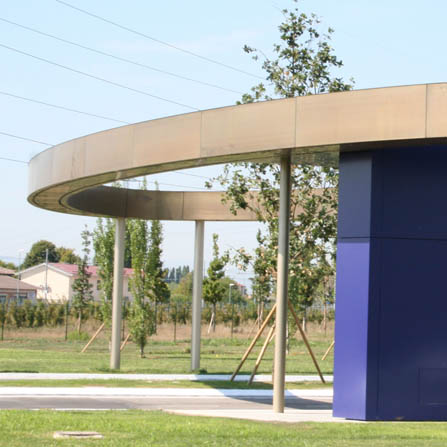 Rivestimento con pannelli in tecu brass